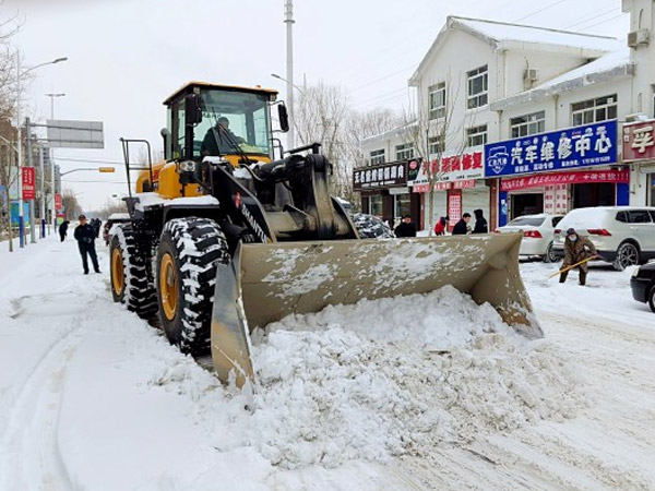 除雪保畅，尊龙凯时铁肩道义勇担重任！