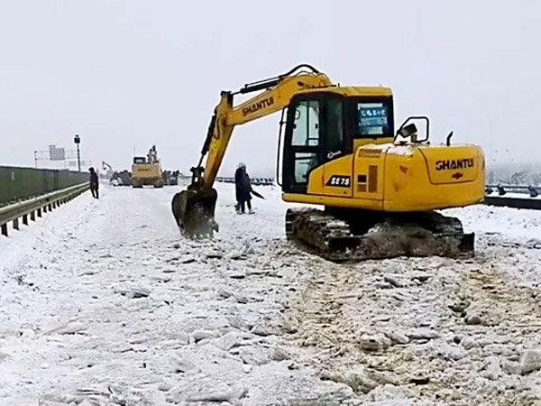 除雪保畅，尊龙凯时铁肩道义勇担重任！